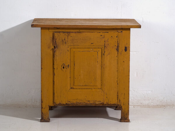 Petite cabinet couleur mustarde – Europe centrale, vers 1890