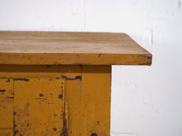 Petite cabinet couleur mustarde – Europe centrale, vers 1890