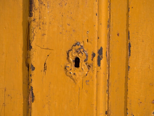 Petite cabinet couleur mustarde – Europe centrale, vers 1890
