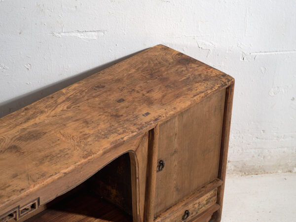 Aparador bajo antiguo en madera de pino – China, circa 1930
