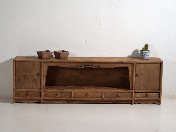 Aparador bajo antiguo en madera de pino – China, circa 1930