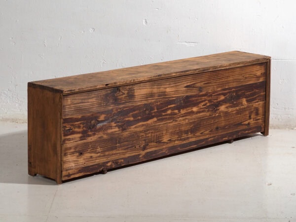 Aparador bajo antiguo en madera de pino – China, circa 1930