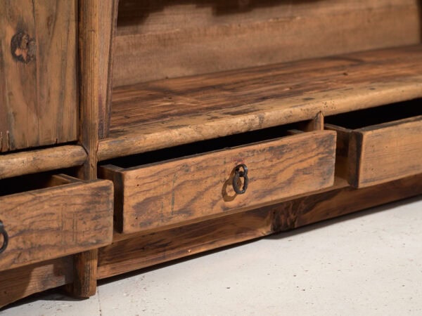 Aparador bajo antiguo en madera de pino – China, circa 1930