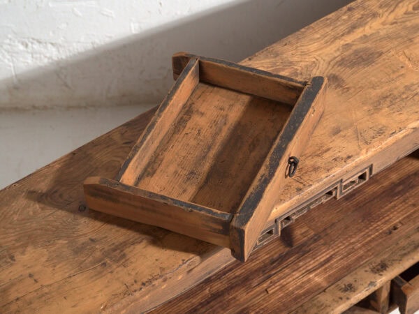Aparador bajo antiguo en madera de pino – China, circa 1930