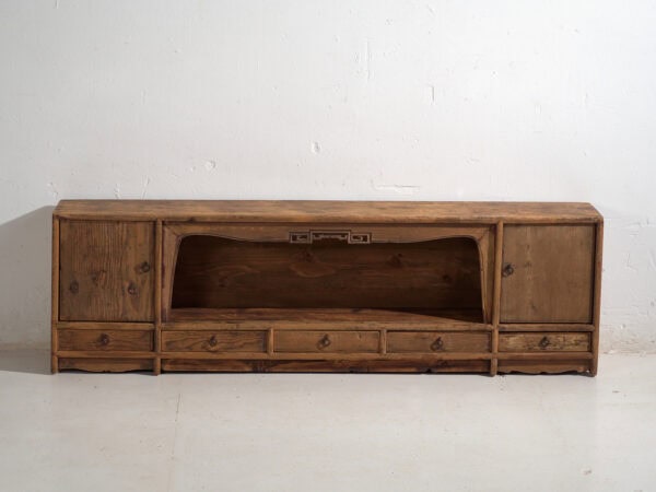 Aparador bajo antiguo en madera de pino – China, circa 1930