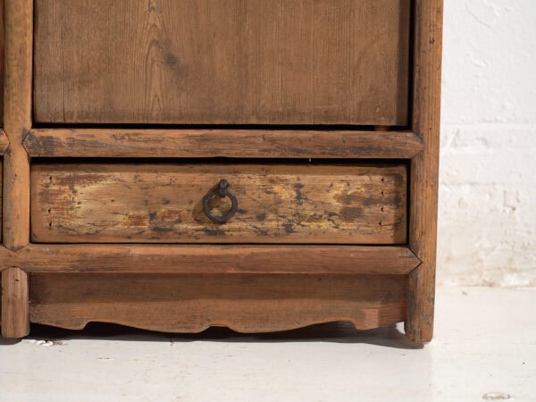 Aparador bajo antiguo en madera de pino – China, circa 1930
