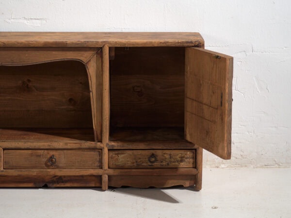 Aparador bajo antiguo en madera de pino – China, circa 1930