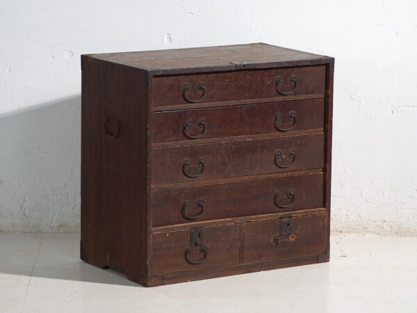 Tansu antiguo japonés con cajones y herrajes de hierro – Periodo Meiji, Japón, circa 1900