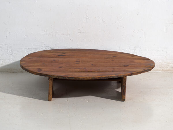 Mesa redonda baja antigua en madera de pino – Europa Central, circa 1940