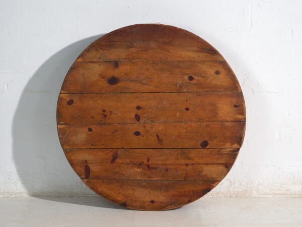 Mesa redonda baja antigua en madera de pino – Europa Central, circa 1940