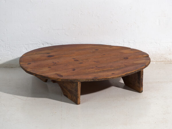 Mesa redonda baja antigua en madera de pino – Europa Central, circa 1940