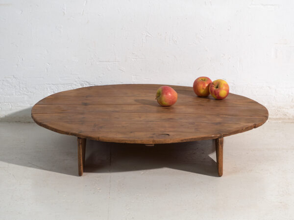 Mesa redonda baja antigua en madera de pino – Europa Central, circa 1940