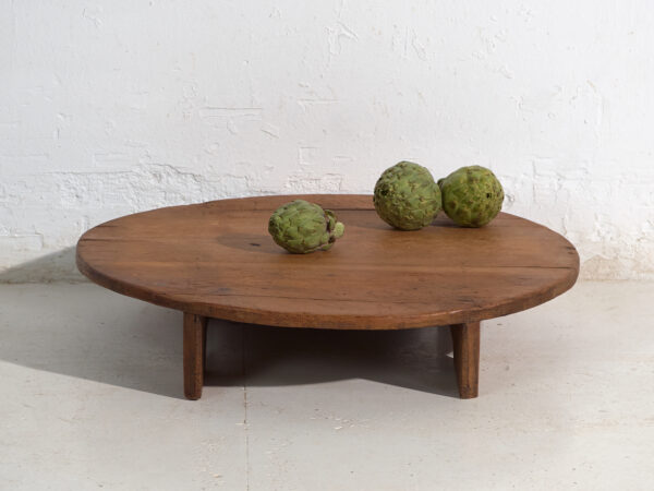 Mesa redonda baja antigua en madera de pino – Europa Central, circa 1940