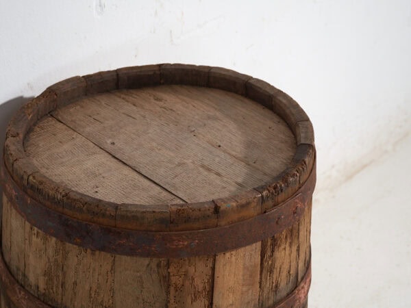 Barrica antigua en madera con aros de hierro – Hungría, circa 1930