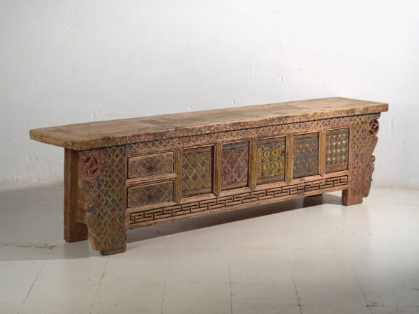 Aparador bajo antiguo tallado en abeto con paneles ornamentados – Gansu, circa 1930