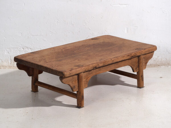 Mesa baja antigua en madera de pino – China, circa 1930