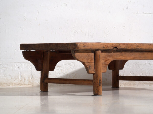 Mesa baja antigua en madera de pino – China, circa 1930