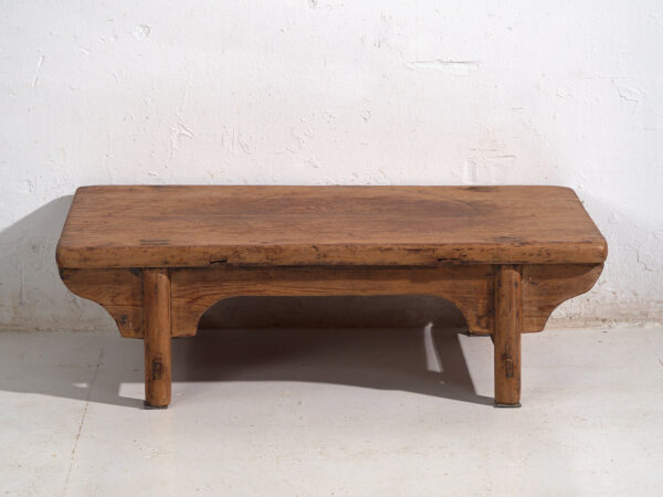 Mesa baja antigua en madera de pino – China, circa 1930
