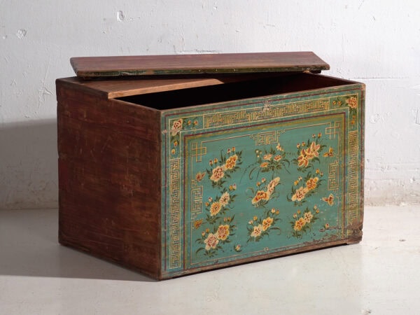 Baúl antiguo chino en madera de pino – China, circa 1930