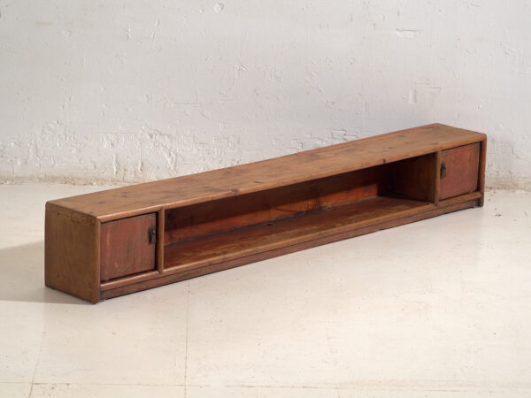 Aparador bajo antiguo en madera de pino - China, c.1930
