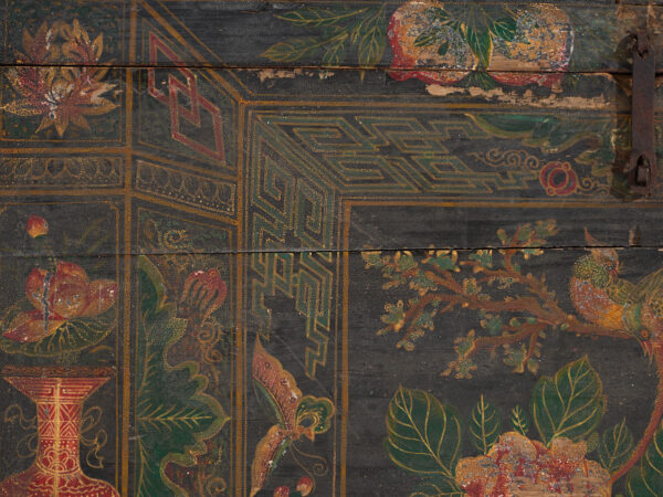 Baúl antiguo pintado en madera de pino – China, circa 1900