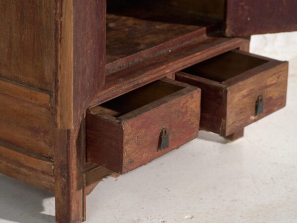Armario antiguo en madera pintada con talla floral – China, circa 1900