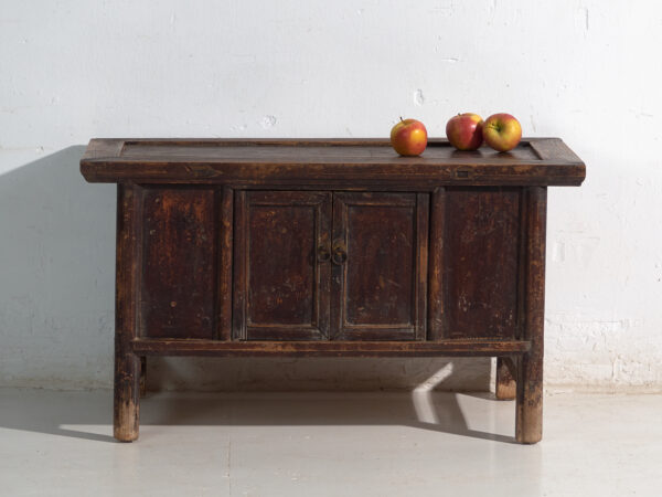Mueble bajo de altar chino con dos puertas y pátina oscura – China, circa 1900