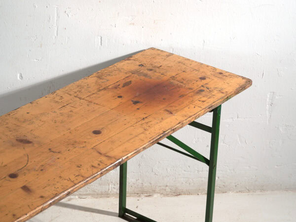 Mesa antigua de cervecería en madera de pino – Alemania, circa 1960