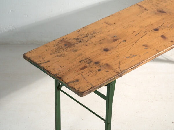 Mesa antigua de cervecería en madera de pino – Alemania, circa 1960