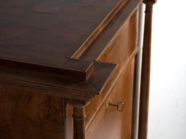 Secreter antiguo Biedermeier en nogal – Austria, circa 1840