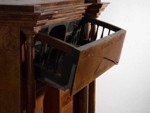 Secreter antiguo Biedermeier en nogal – Austria, circa 1840
