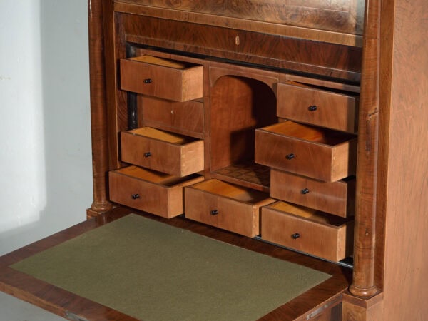 Secreter antiguo Biedermeier en nogal – Austria, circa 1840