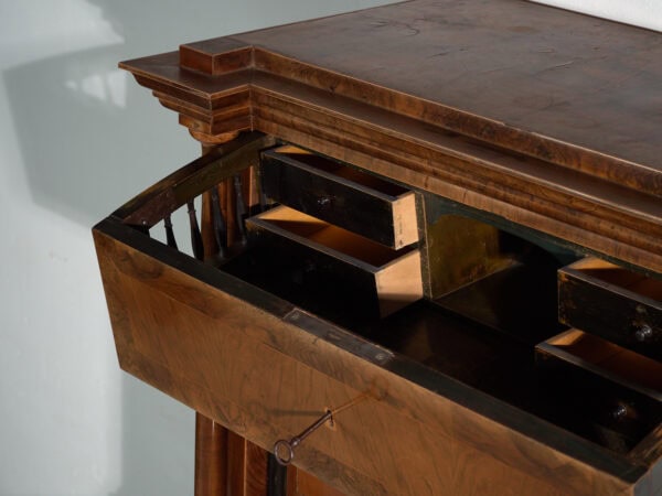 Secreter antiguo Biedermeier en nogal – Austria, circa 1840