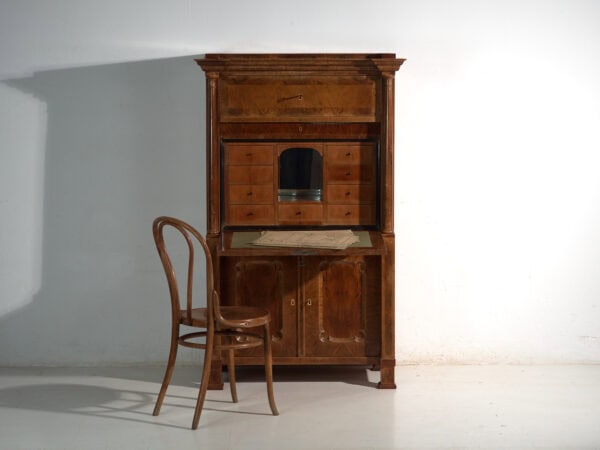 Secreter antiguo Biedermeier en nogal – Austria, circa 1840