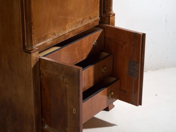 Secreter antiguo Biedermeier en nogal – Austria, circa 1840