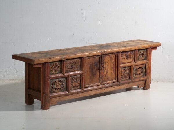 Aparador antiguo bajo tallado en madera de olmo – China, circa 1930