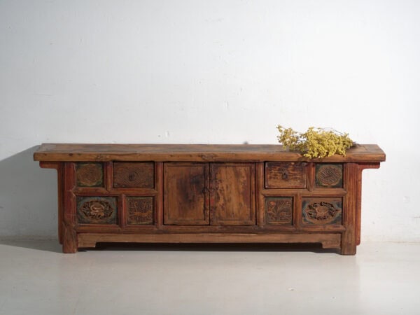 Aparador antiguo bajo tallado en madera de olmo – China, circa 1930
