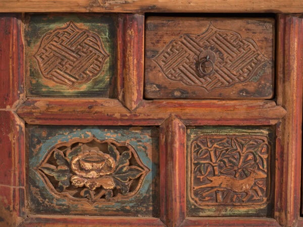 Aparador antiguo bajo tallado en madera de olmo – China, circa 1930