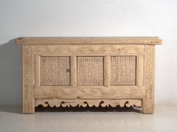 Aparador antiguo tallado en madera de abeto – China, circa 1920