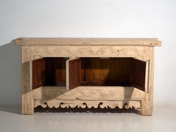 Aparador antiguo tallado en madera de abeto – China, circa 1920