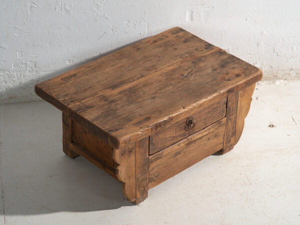 Mesa kang baja antigua en madera de olmo – China, circa 1930