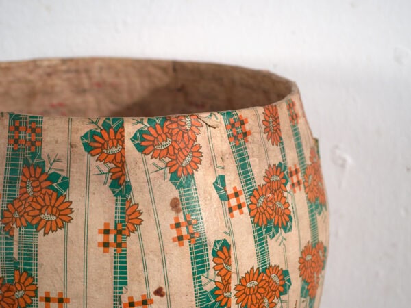 Cesto antiguo chino de papel maché con motivos florales – China, circa 1930