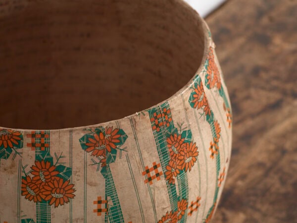 Cesto antiguo chino de papel maché con motivos florales – China, circa 1930