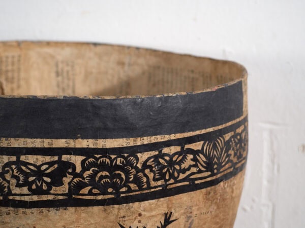 Cesto antiguo chino de papel maché con papercuts negros – China, circa 1930