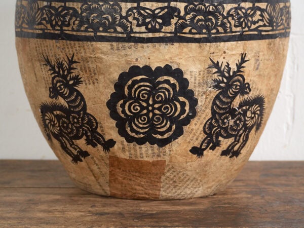 Cesto antiguo chino de papel maché con papercuts negros – China, circa 1930