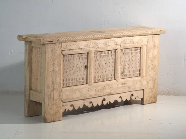 Aparador antiguo tallado en madera de abeto – China, circa 1930