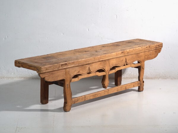 Mesa baja de gran formato en cedro con faldón tallado – China, circa 1920