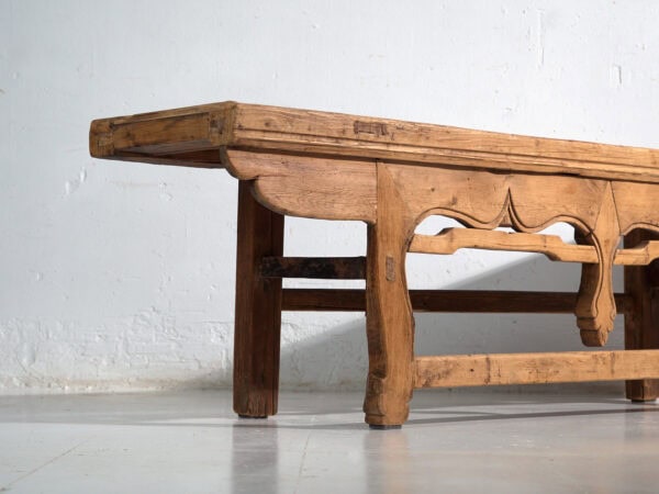 Mesa baja de gran formato en cedro con faldón tallado – China, circa 1920