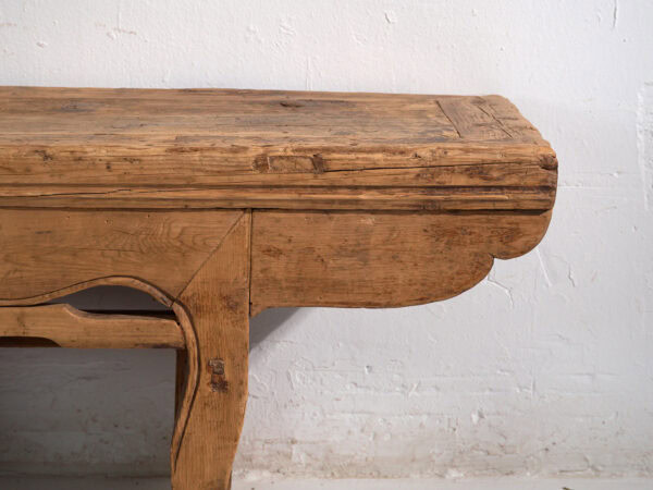 Mesa baja de gran formato en cedro con faldón tallado – China, circa 1920