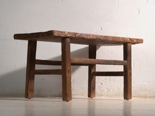 Mesa baja antigua en madera de pino – China, circa 1890
